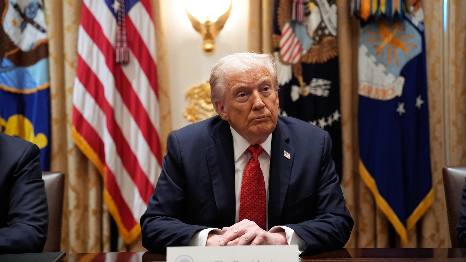 WASHINGTON (United States), 20/10/2025.- US President Donald Trump during a meeting with Australian Prime Minister Anthony Albanese in the Cabinet Room at the White House in Washington, DC, USA, 20 October 2025. EFE/EPA/YURI GRIPAS / POOL