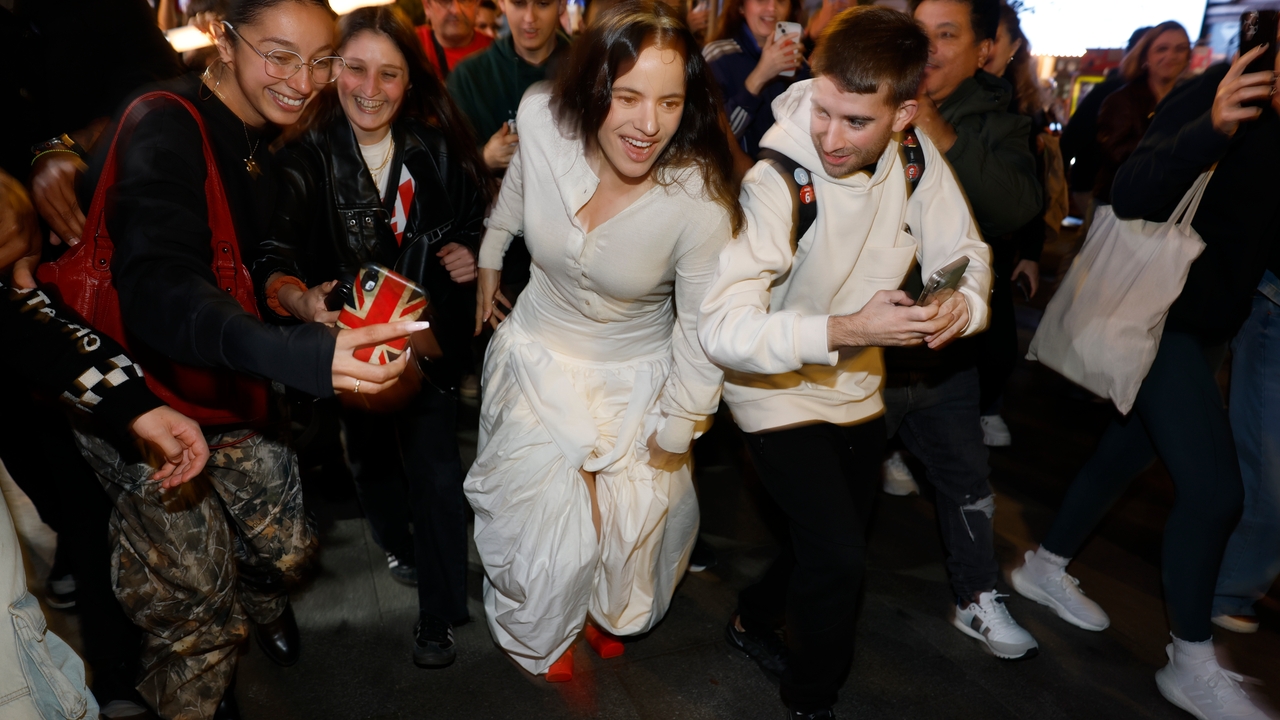Rosalía desata la locura en Madrid: el look angelical (y viral) con el que ha presentado su nuevo disco ‘LUX’ en Callao