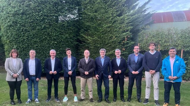 El expresident y líder de JxCat, Carles Puigdemont, ayer con los alcaldes en Waterloo