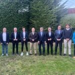 El expresident y líder de JxCat, Carles Puigdemont, ayer con los alcaldes en Waterloo