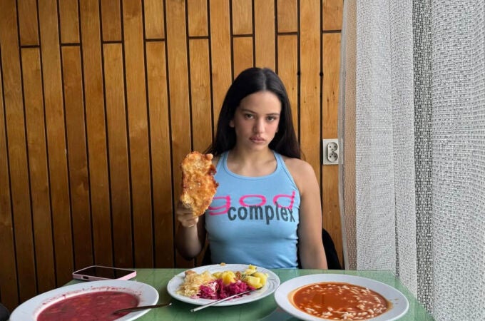 Qué es el celibato voluntario, la broma viral de Rosalía sobre su vida amorosa