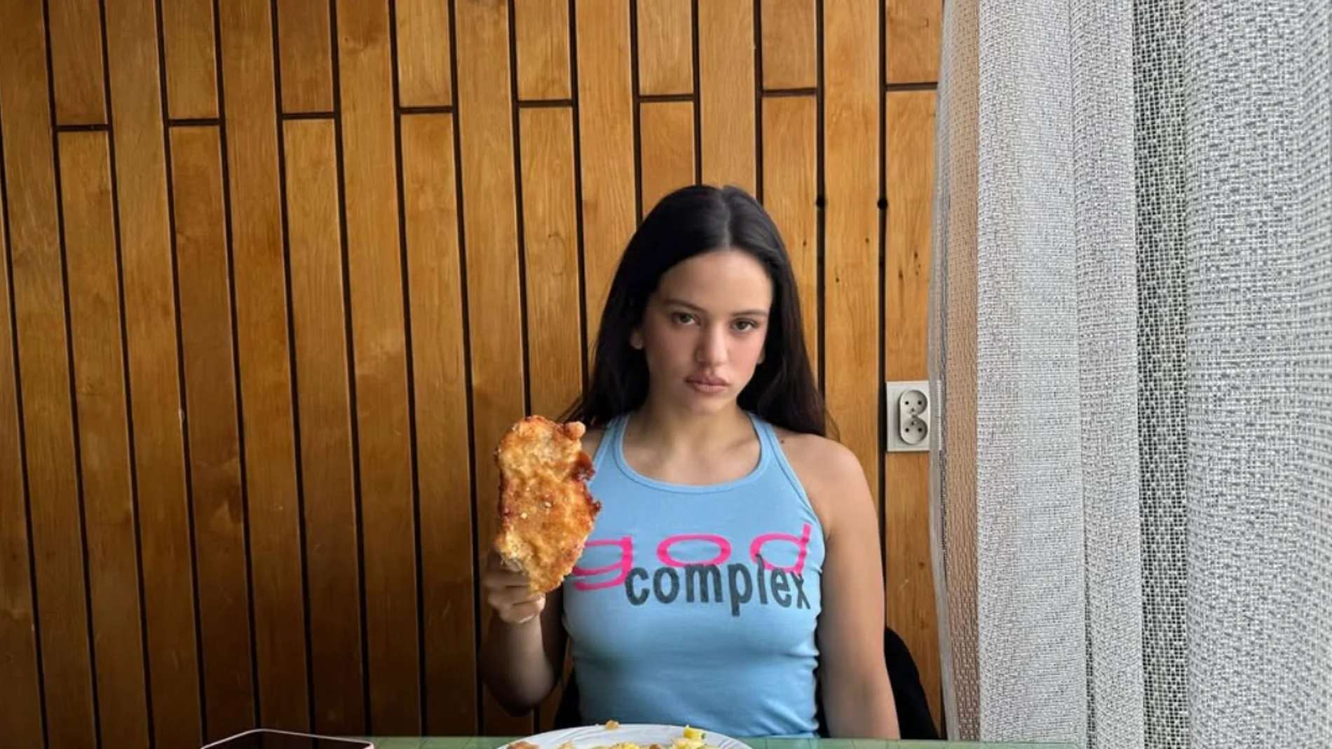 Qué es el celibato voluntario, la broma viral de Rosalía sobre su vida amorosa