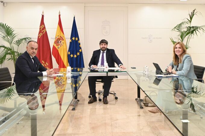 MURCIA.-VÍDEO: CARM eleva a 700.000 euros las ayudas a autónomos comerciantes "mientras que el Ejecutivo central los castiga" MURCIA.-VÍDEO: CARM eleva a 700.000 euros las ayudas a autónomos comerciantes "mientras que el Ejecutivo central los castiga"