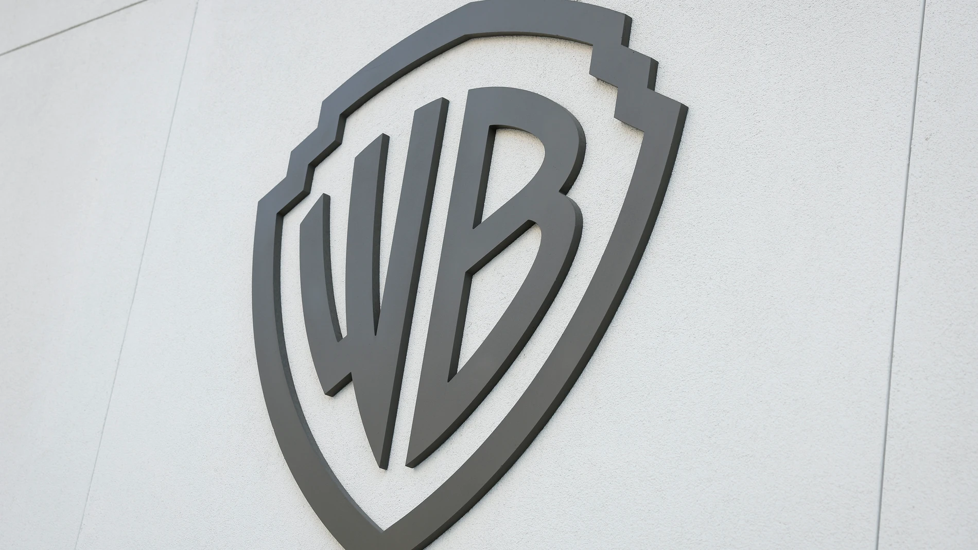 BURBANK (United States), 21/10/2025.- A Warner Bros. logo is on display outsiode the Warner Bros. Studio Lot in Burbank, California, USA, 21 October 2025. Warner Bros. Discovery revealed in a press release on 21 October that it is putting the company up for sale. EFE/EPA/CAROLINE BREHMAN