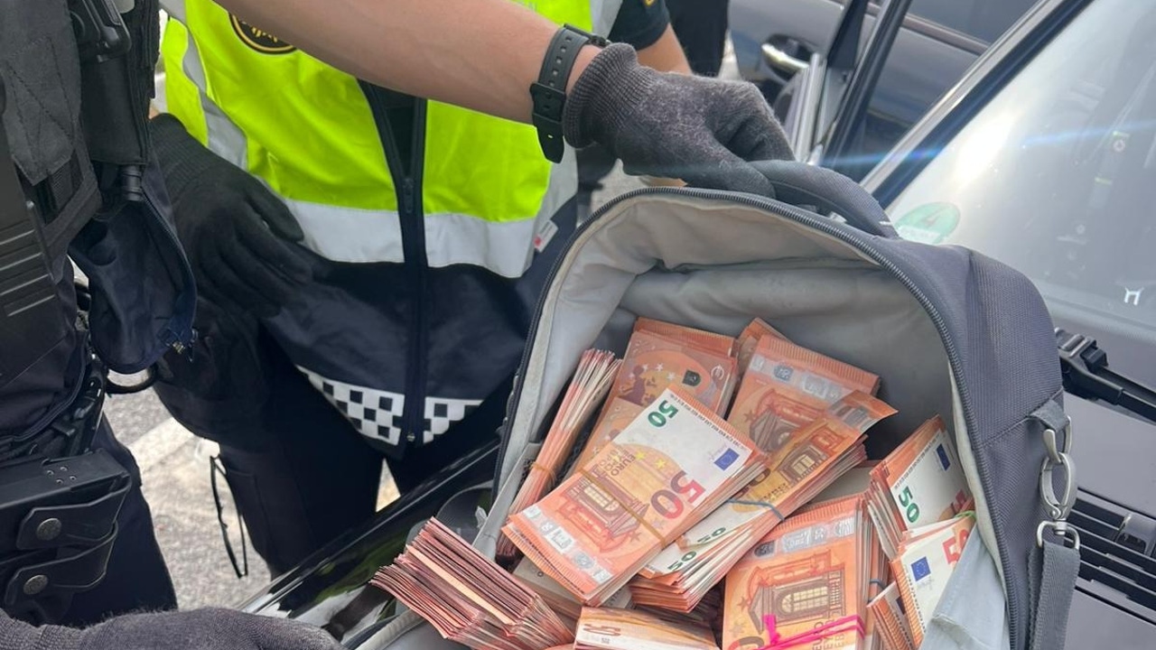 Más de 200.000 euros falsificados incautados durante un control de seguridad en el Puente de Astilleros
