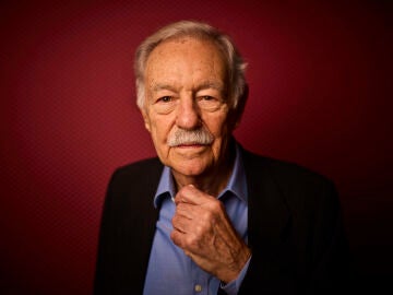 Entrevista con el escritor Eduardo Mendoza, Premio Princesa de Asturias de las Letras 2025. &copy; Alberto R. Rold&aacute;n / Diario La Raz&oacute;n. 21 10 2025 