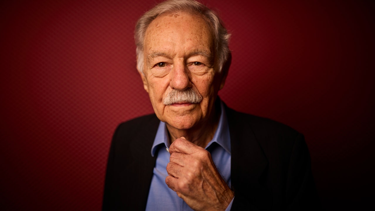 Eduardo Mendoza: «El franquismo se sostuvo por los chistes»