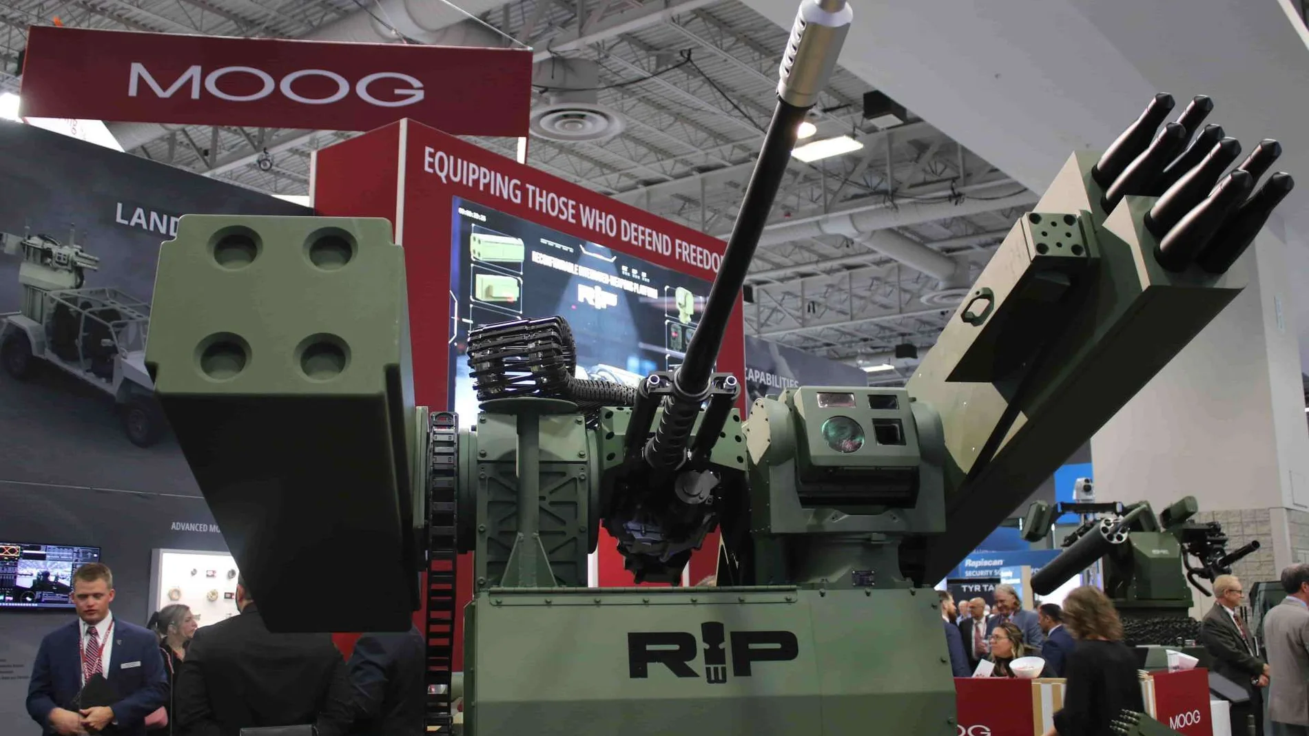 Torreta que dispone de misiles, cañones y a una ametralladora, todo pintado de verde militar