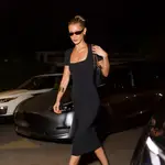 Bella Hadid con vestido midi.