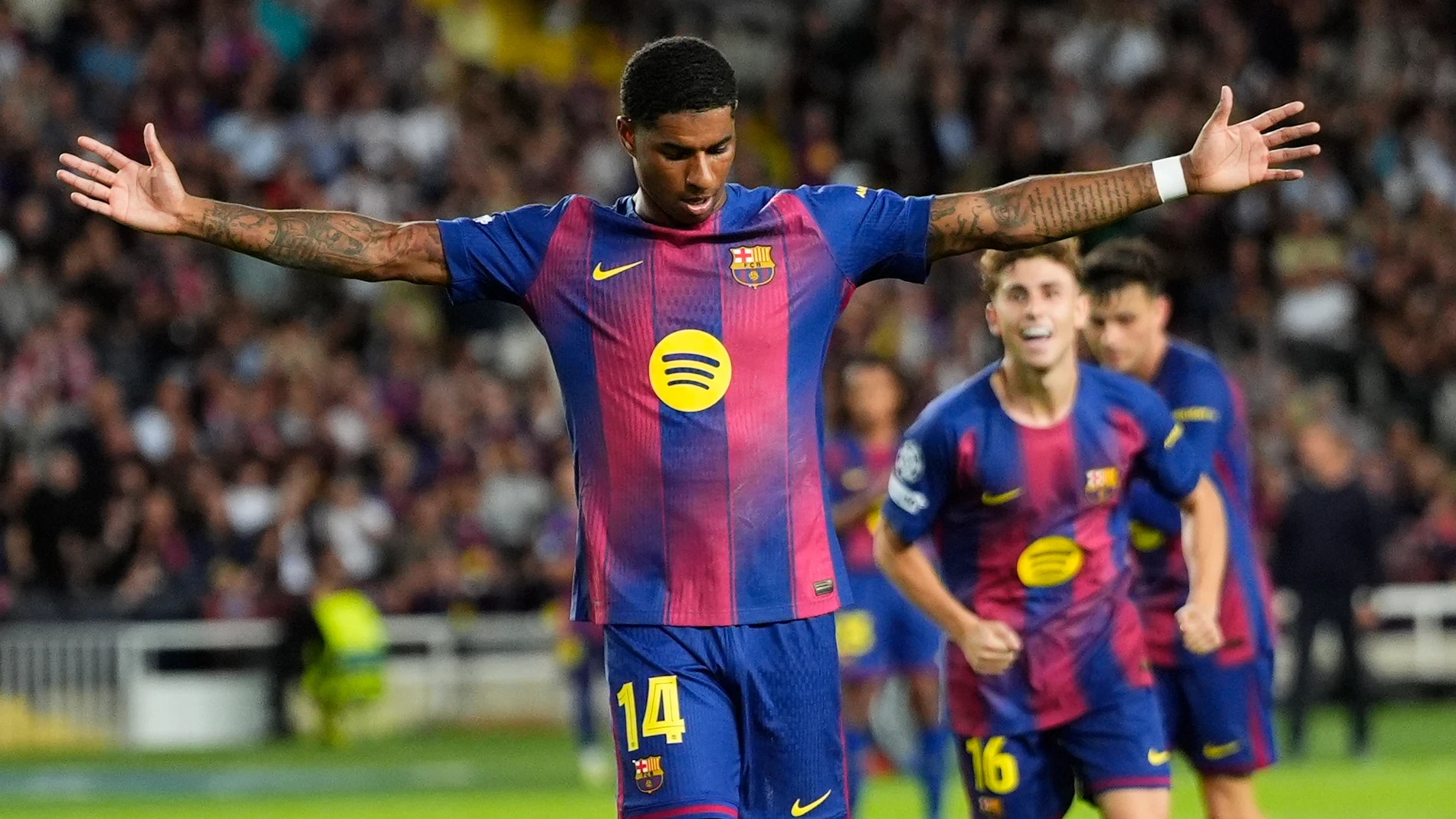 BARCELONA, 21/10/2025.- El delantero del Barcelona Marcus Rashford celebra tras marcar un gol durante el partido de la tercera jornada de la Liga de Campeones que FC Barcelona y Olympiacos FC disputan este martes en el Estadio Olímpico Lluís Companys. EFE/ Siu Wu