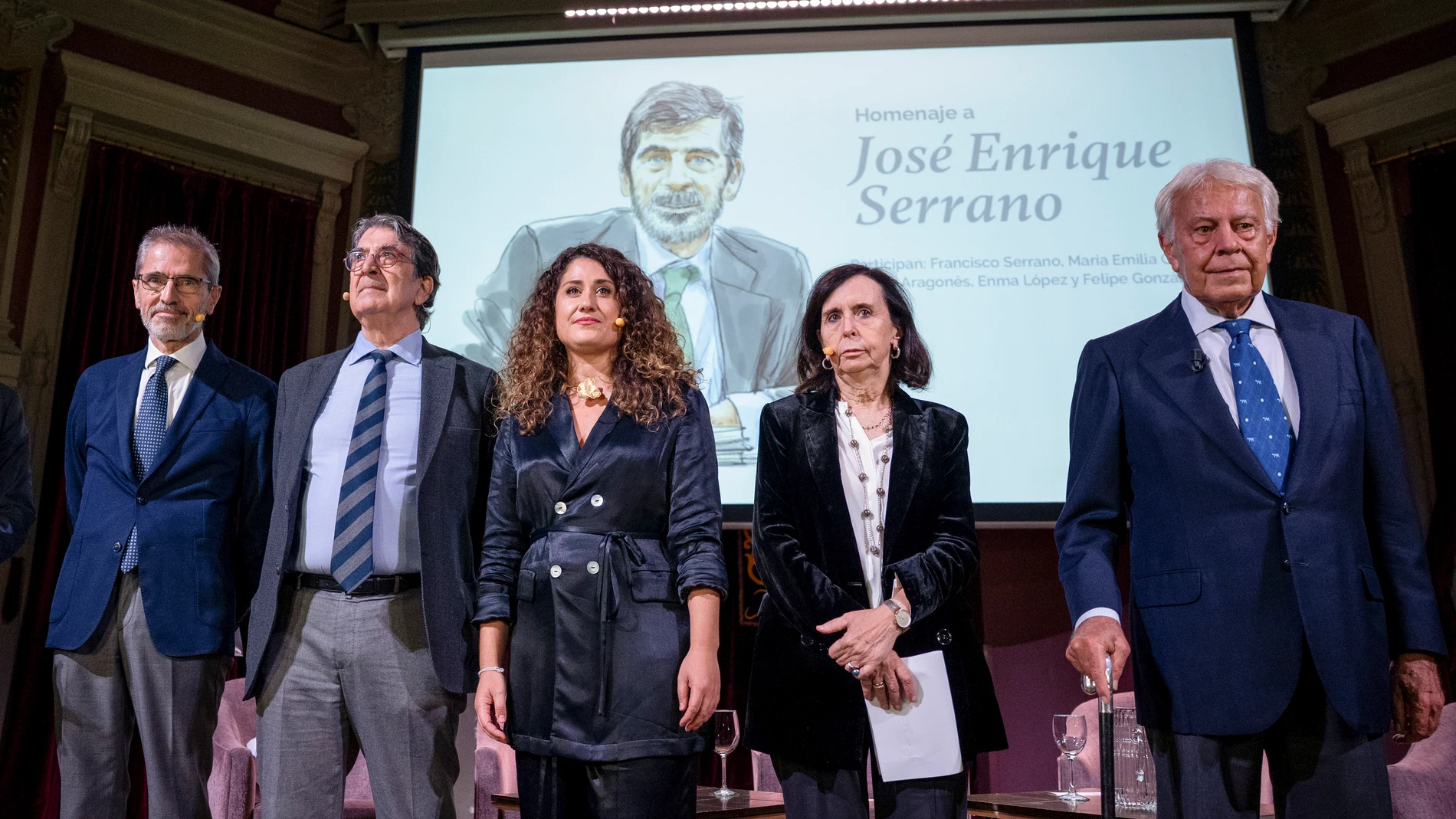MADRID, 21/10/2025.- El diputado del PP, Carlos Aragonés, la concejala del Ayuntamiento de Madrid, Enma López (3i), la expresidenta del Tribunal Consitucional, Maria Emilia Casas y el expresidente del Gobierno, Felipe González (d), durante el homenaje al socialista José Enrique Serrano que se ha celebrado hoy martes en el Ateneo de Madrid. EFE / Daniel Gonzalez.