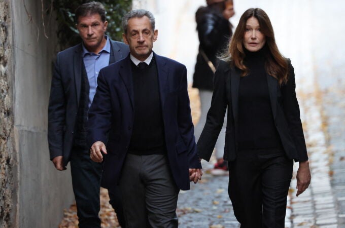 Carla Bruni, junto a Sarkozy antes de su entrada hoy en la cárcel Carla Bruni, junto a Sarkozy antes de su entrada hoy en la cárcel