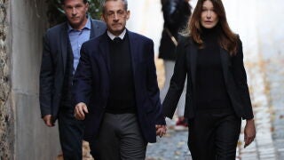 Carla Bruni, junto a Sarkozy antes de su entrada hoy en la c&aacute;rcel