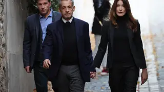 Carla Bruni, junto a Sarkozy antes de su entrada hoy en la cárcel Carla Bruni, junto a Sarkozy antes de su entrada hoy en la cárcel