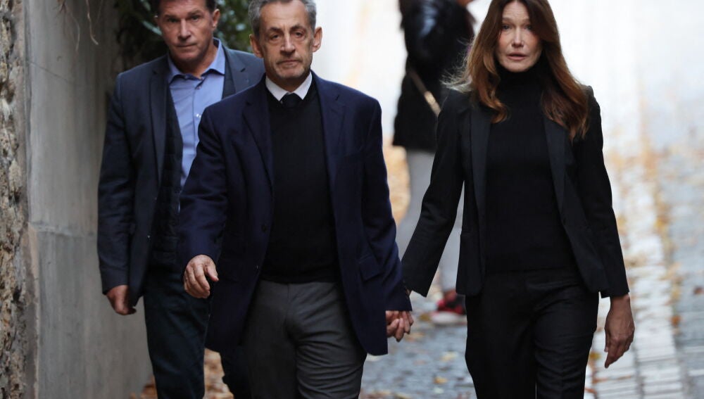 Carla Bruni reaparece tras salir Sarkozy en libertad condicional(02)