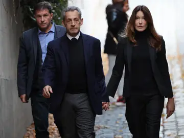 Carla Bruni, junto a Sarkozy antes de su entrada hoy en la cárcel Carla Bruni, junto a Sarkozy antes de su entrada hoy en la cárcel