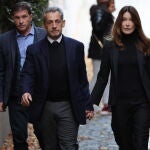 Carla Bruni, junto a Sarkozy antes de su entrada hoy en la c&aacute;rcel