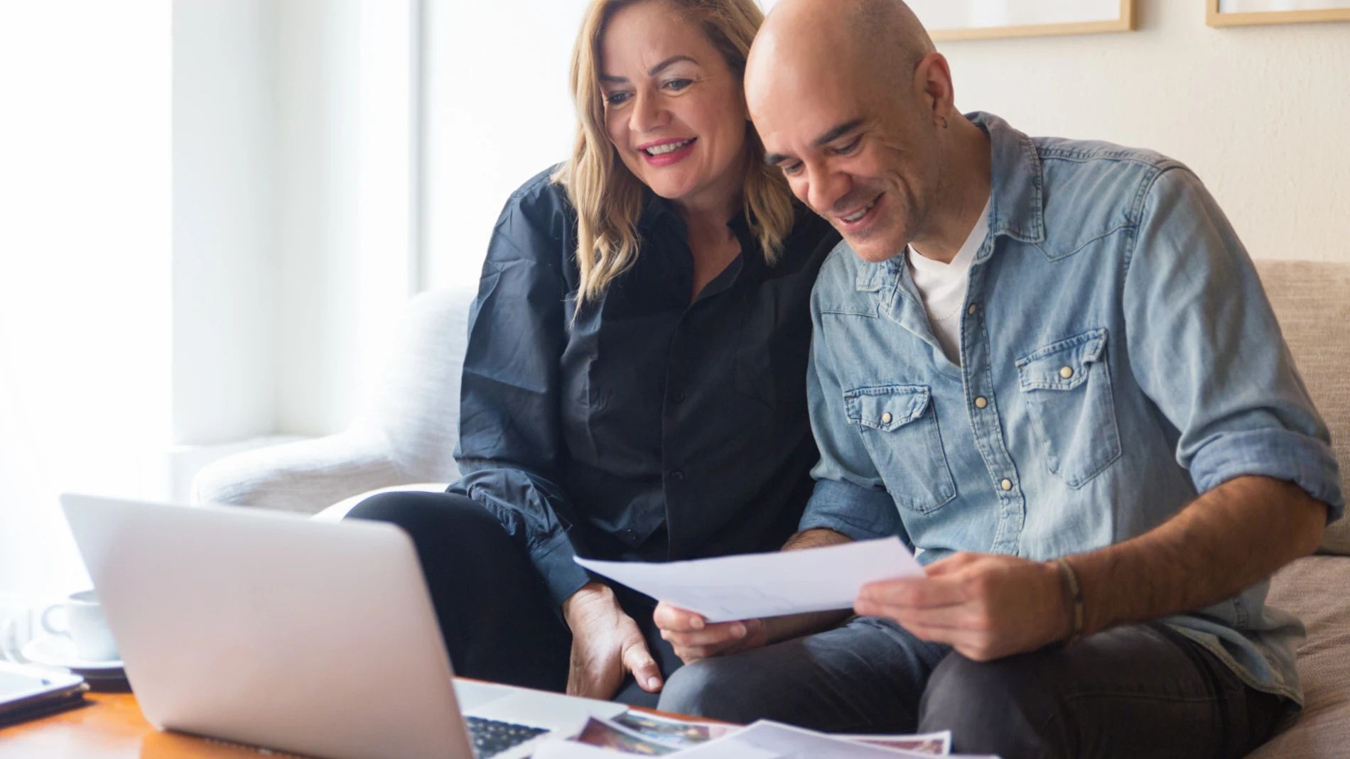 Una pareja solicitando un microcrédito para una urgencia financiera