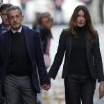 El ex presidente de Francia Nicolas Sarkozy y Carla Bruni a la salida de su casa para ir a la cárcel