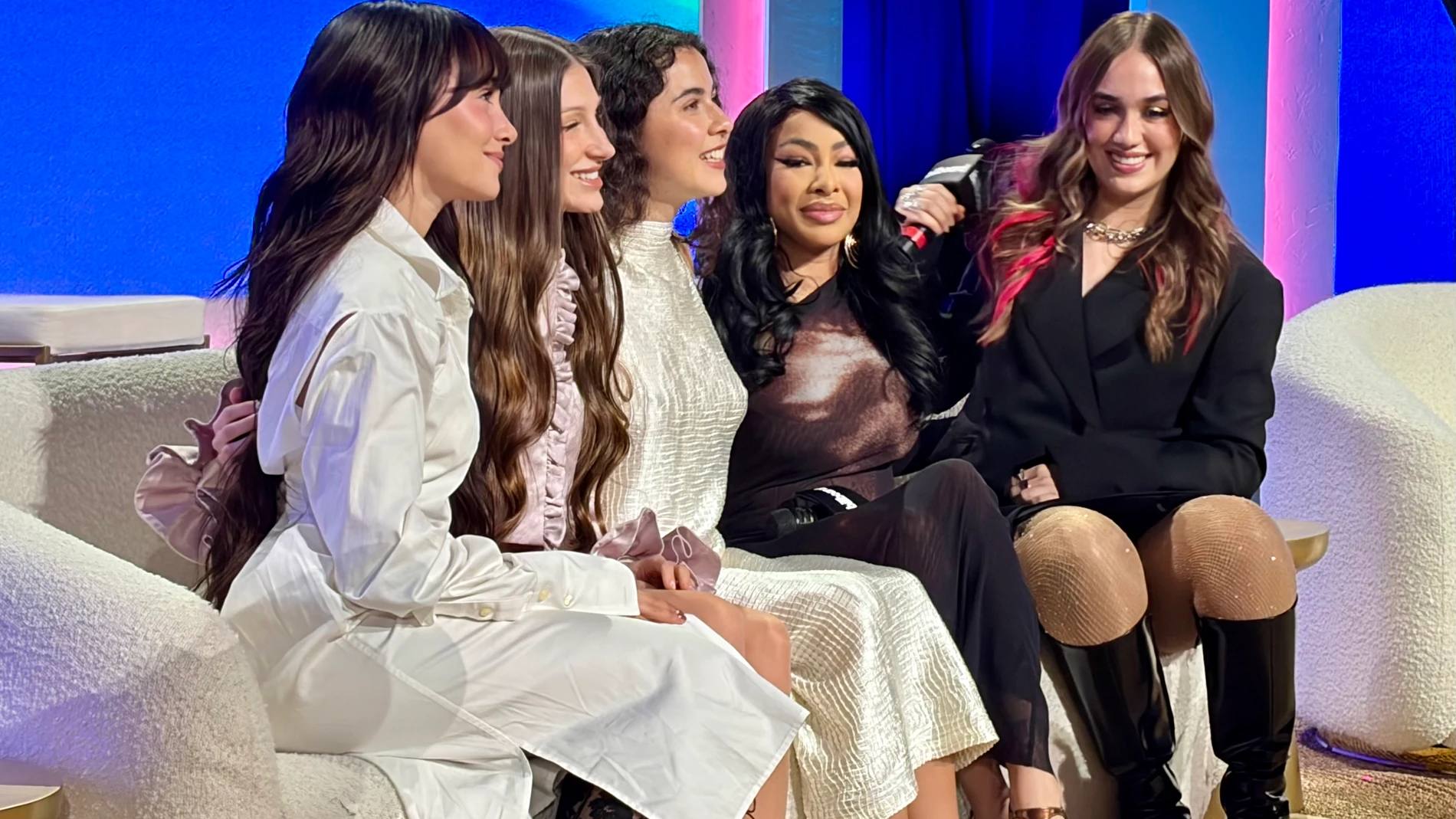 USA5684. MIAMI (ESTADOS UNIDOS), 21/10/2025.- De izquierda a derecha: las cantantes Aitana, Yami Safdie, Silvana Estrada, Yailín y Ela Taubert posan durante el segundo día de la Semana de la Música Latina de Billboard este martes, en el teatro The Fillmore de Miami Beach, Florida (EE.UU.). Las cantantes lamentaron que persista el machismo en la industria, con estándares más altos para las mujeres y un intento de poner a unas contra otras. EFE/Pedro Pablo Cortés