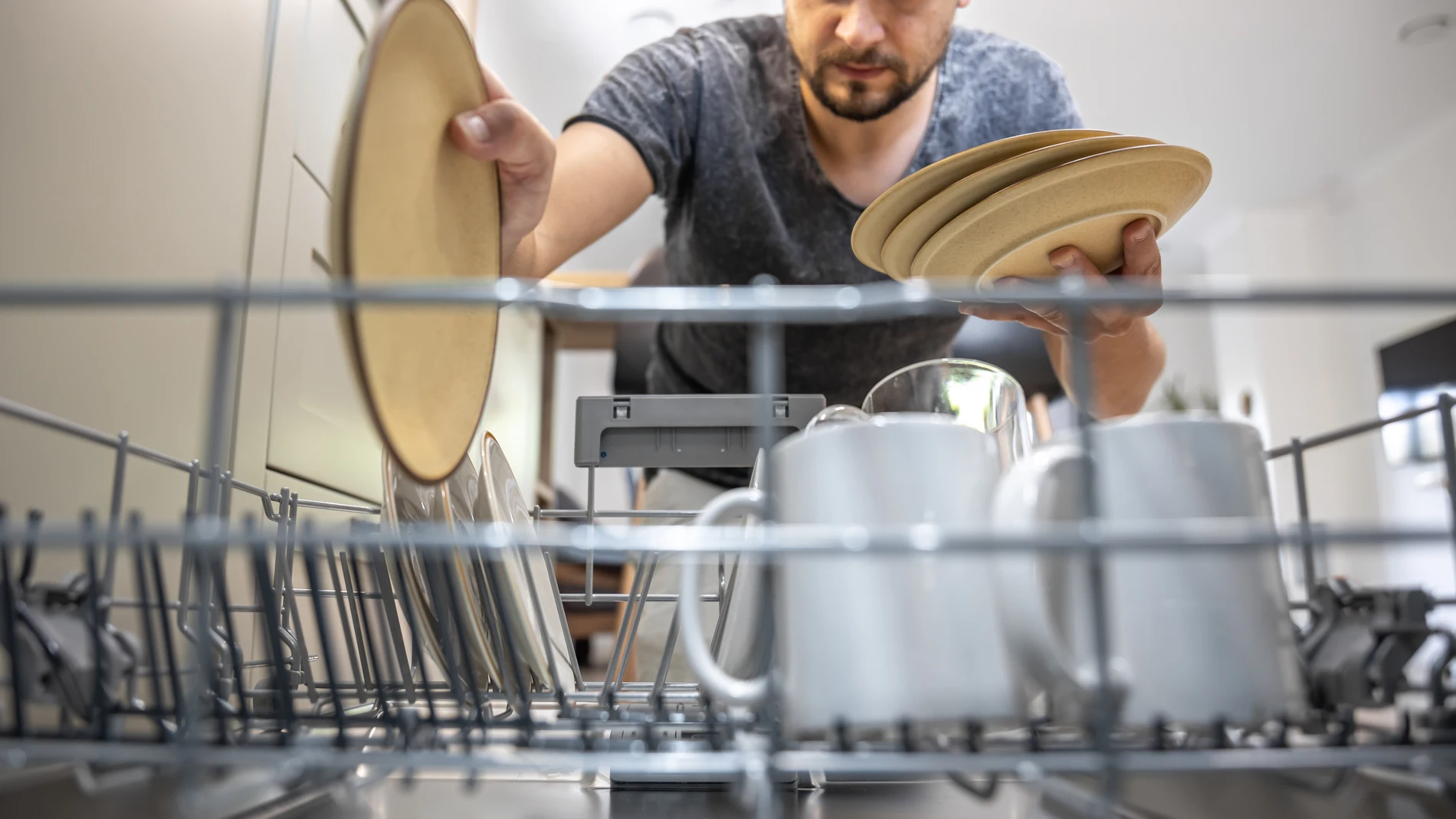 Adiós al escurridor de platos tradicional: este truco quita menos espacio y es más higiénico