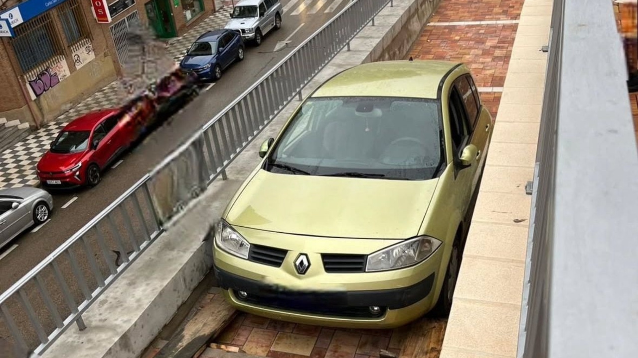 Un despiste provoca que un coche se quede encajonado en un barrio de Cuenca