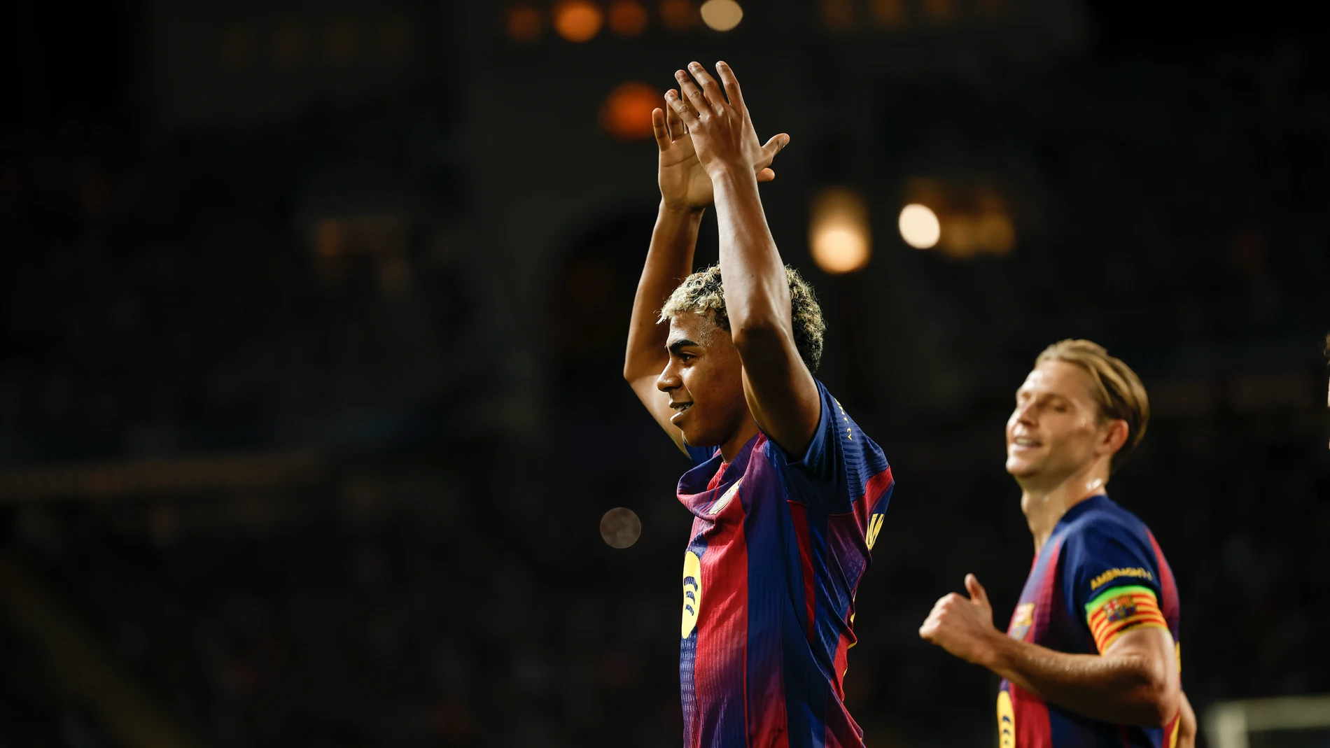 BARCELONA, 21/10/2025.- El delantero del Barcelona Lamine Yamal celebra el 3-1 conseguido ante Olimpiacos, durante el partido de la jornada 3 de la Liga de Campeones entre el Barcelona y el Olimpiacos, este martes en el Estadi Olímpic Lluís Companys. EFE/Alberto Estevez