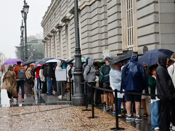 Lluvia en Madrid MADRID (ESPAÑA), 21/10/2025.- Los turistas se protegen de la lluvia a la entrada del Palacio Real este martes en Madrid. EFE/ Mariscal
