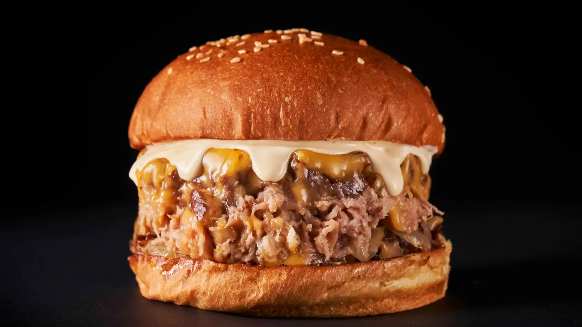 Con su jugosa carne gracias al cochinillo desmenuzado, promete convertirse en la burger más deseada de la temporada