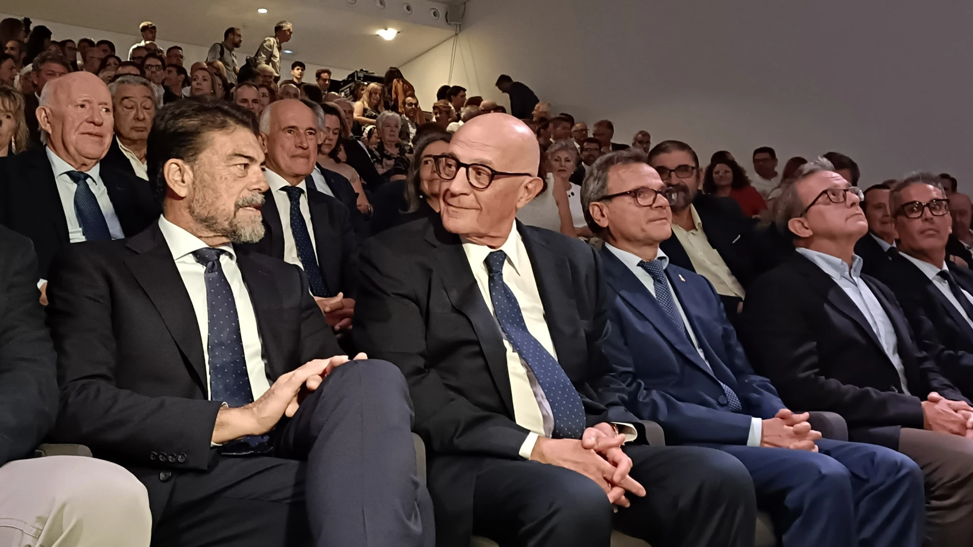 El presidente de Banco Sabadell, Josep Oliu (c), junto al alcalde de Alicante, Luis Barcala (i), en el acto de entrega del III y IV Premio Fundación Banco Sabadell a la Sostenibilidad Marina, celebrado en el ADDA el 21 de octubre de 2025 EUROPA PRESS 21/10/2025