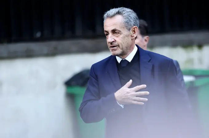 De su mujer y sus hijos a sus hermanos y nietos: la familia de Sarkozy blinda su entrada en prisión De su mujer y sus hijos a sus hermanos y nietos: la familia de Sarkozy blinda su entrada en prisión