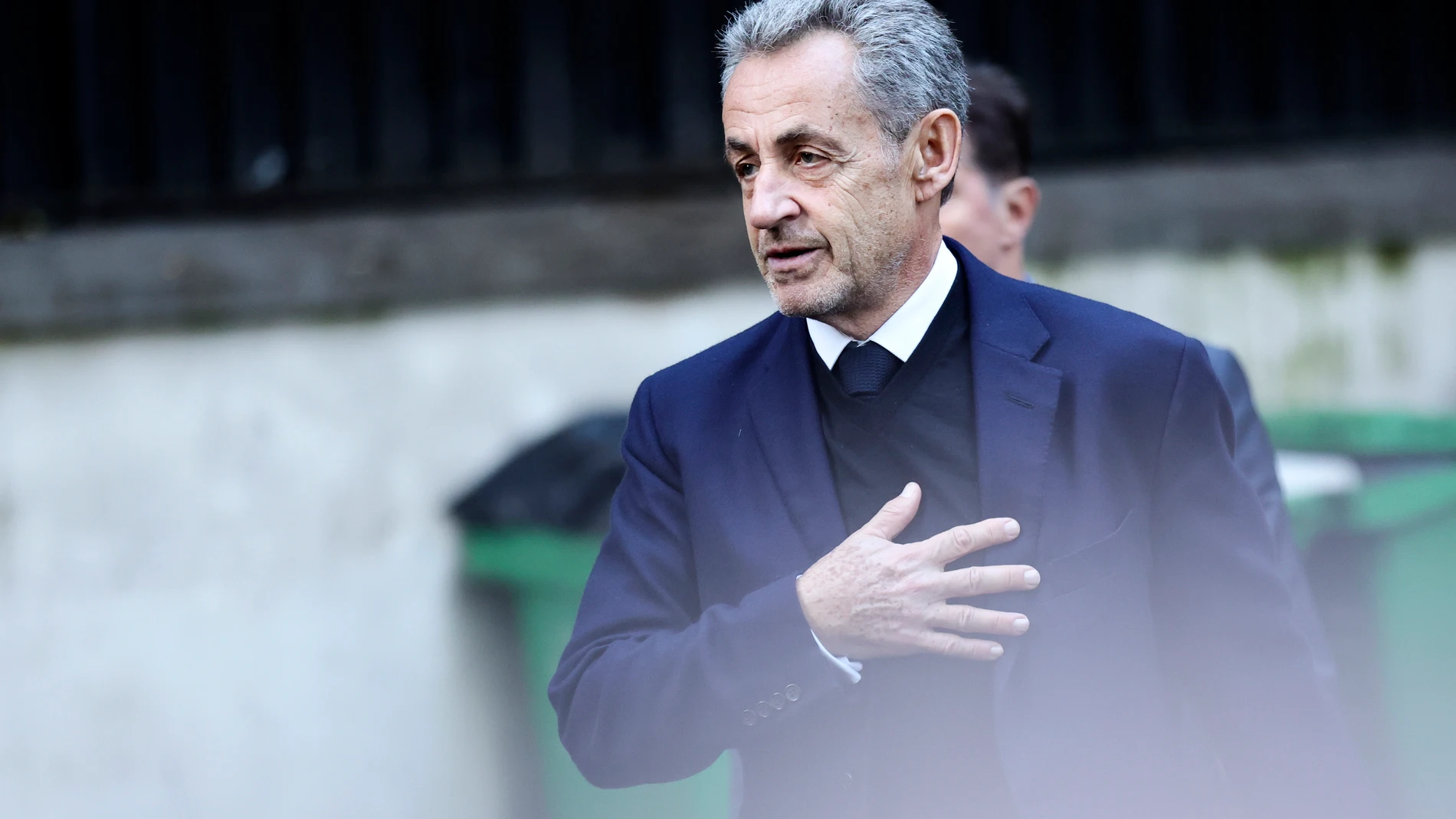 Paris (France), 21/10/2025.- Former French President Nicolas Sarkozy leaves his family home the day he is due to enter prison in Paris, France, 21 October 2025. Nicolas Sarkozy will serve his five-year sentence at La Sante prison on 21 October after he was sentenced to five years in prison for receiving funds for the 2007 presidential campaign from the regime of late Libyan leader Muammar Gaddafi. (Francia) EFE/EPA/TERESA SUAREZ