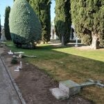 Cruces tumbadas en el cementerio de El Palau d'Anglesola