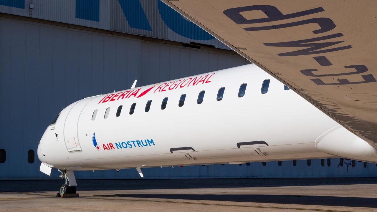 Un avión de Air Nostrum impacta contra la viga de una carpa durante el despegue