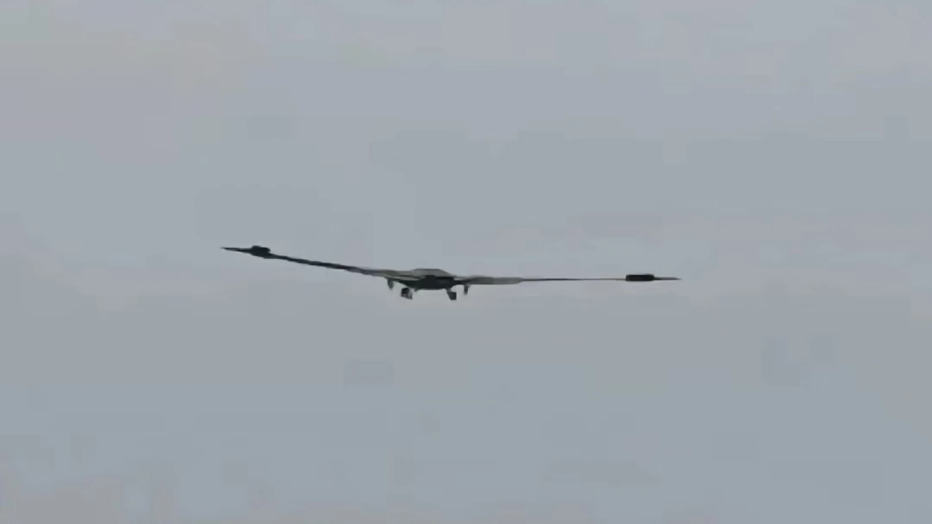 Aeronave en forma de ala delta volando por el cielo