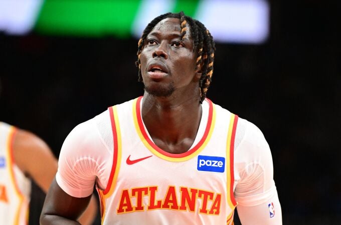 Eli John Ndiaye se dispone a lanzar un tiro libre en un partido de pretemporada con los Hawks