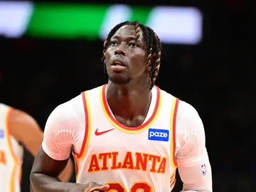 Eli John Ndiaye se dispone a lanzar un tiro libre en un partido de pretemporada con los Hawks Eli John Ndiaye se dispone a lanzar un tiro libre en un partido de pretemporada con los Hawks