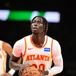 Eli John Ndiaye se dispone a lanzar un tiro libre en un partido de pretemporada con los Hawks