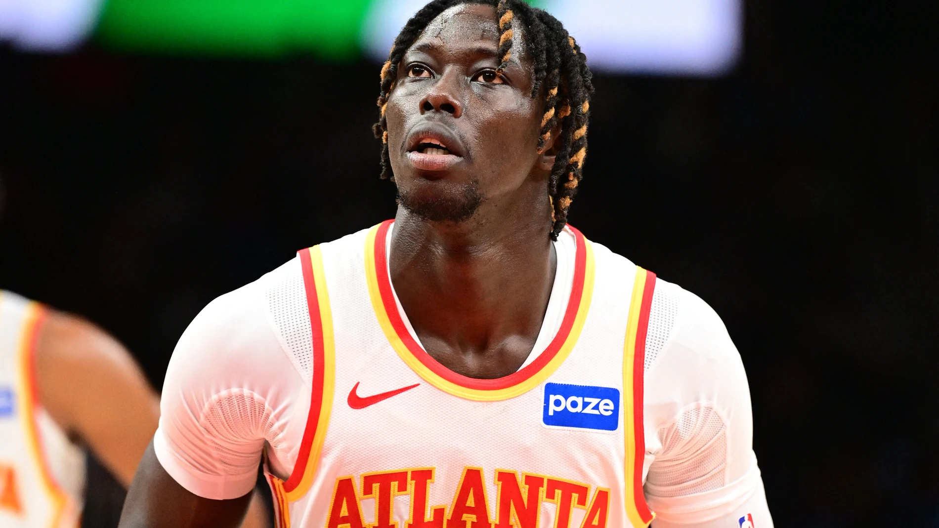 Eli John Ndiaye se dispone a lanzar un tiro libre en un partido de pretemporada con los Hawks
