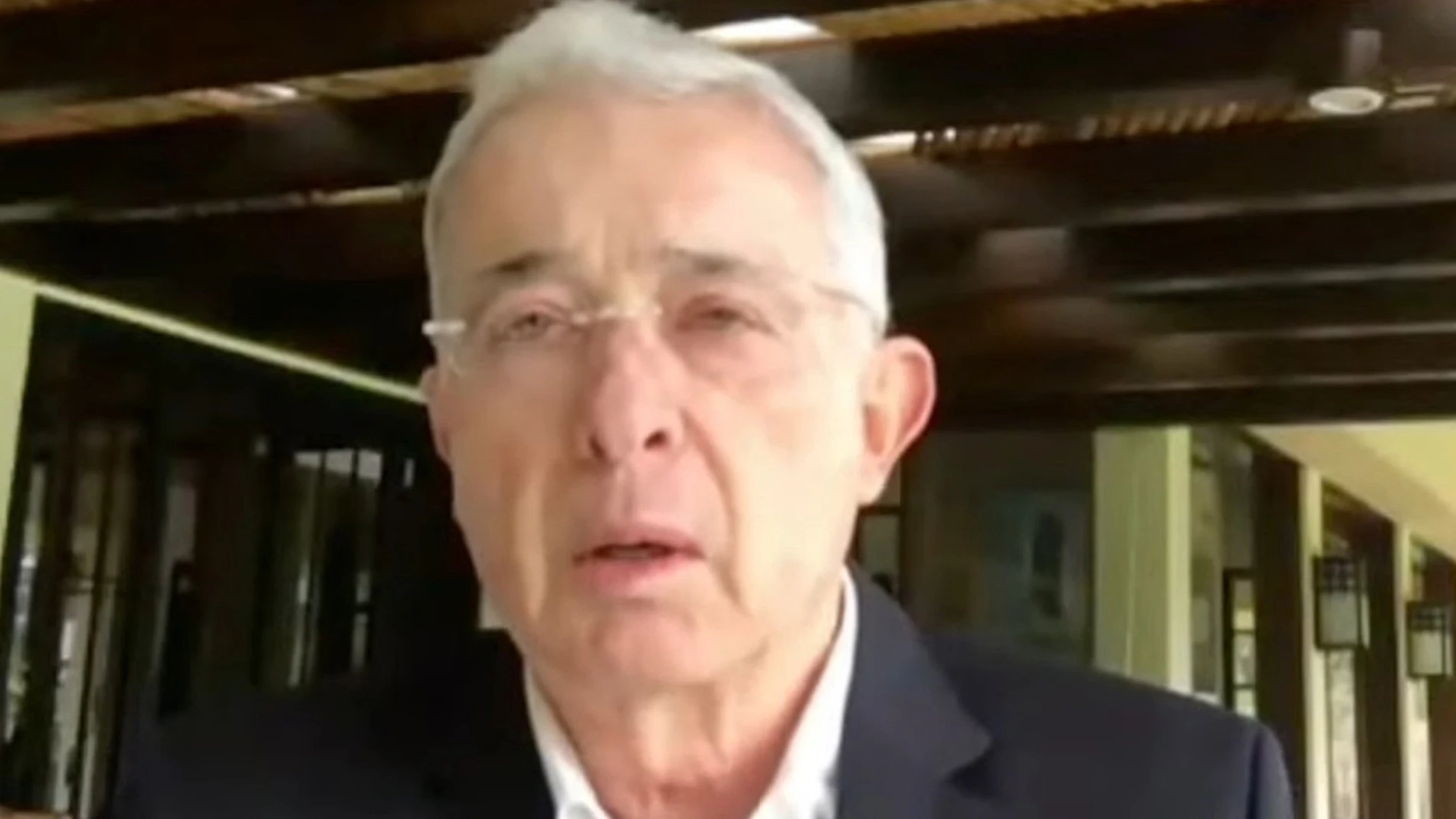 AME225. BOGOTÁ (COLOMBIA), 21/10/2025.- Captura de pantalla de un video que muestra al expresidente de Colombia Álvaro Uribe hablando durante una audiencia este martes, en Bogotá (Colombia). El Tribunal Superior de Bogotá absolvió en segunda instancia al expresidente Uribe por el delito de soborno en actuación penal al fallar la apelación que hizo su defensa por una condena de 12 años de cárcel que le fue impuesta en agosto pasado en un proceso que incluye además el delito de fraude procesal....