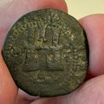 Uno de los maravedíes de la época de Felipe II encontrados