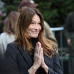 El look de Carla Bruni para despedir a Sarkozy.