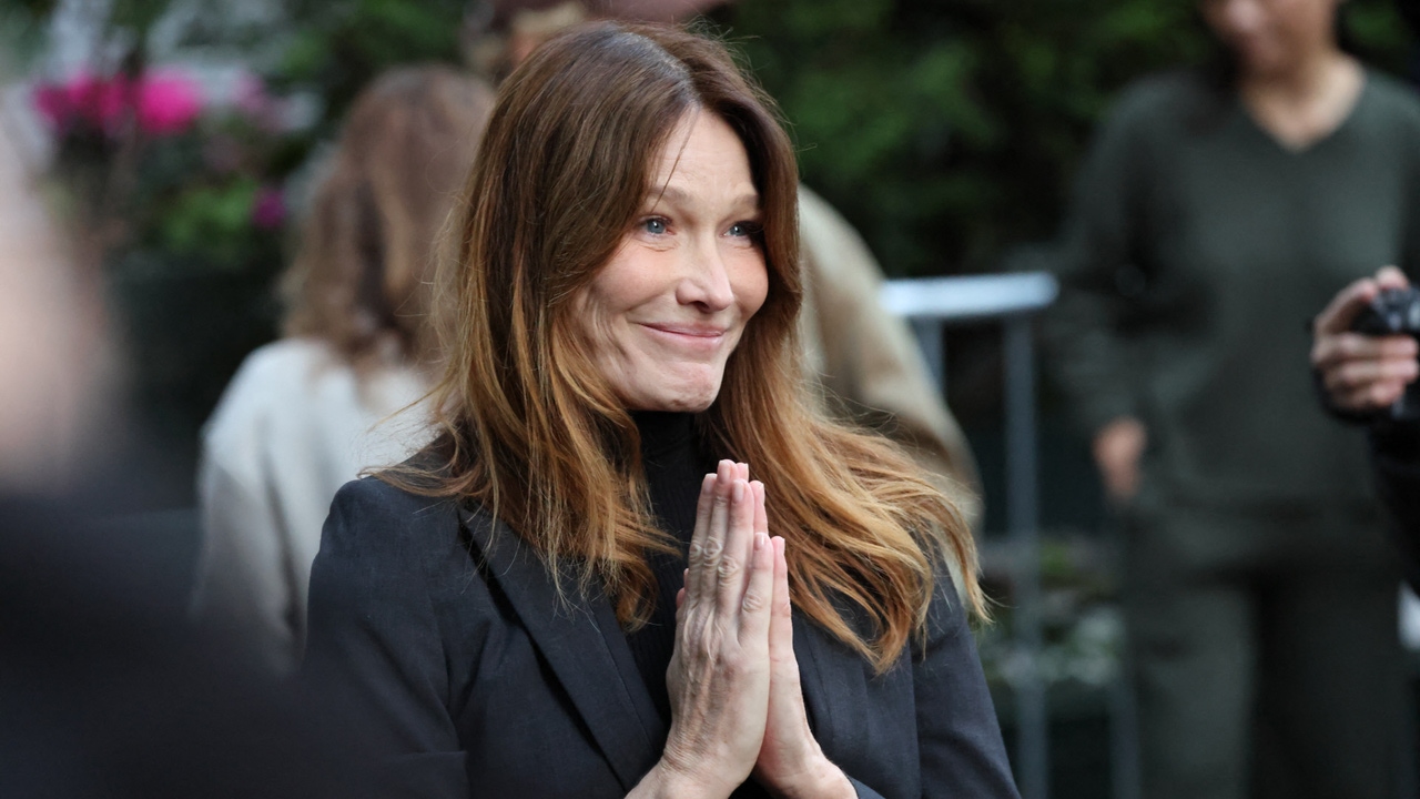 El look más elegante y parisino de Carla Bruni: traje negro, serenidad y mensaje de amor para despedir a Sarkozy