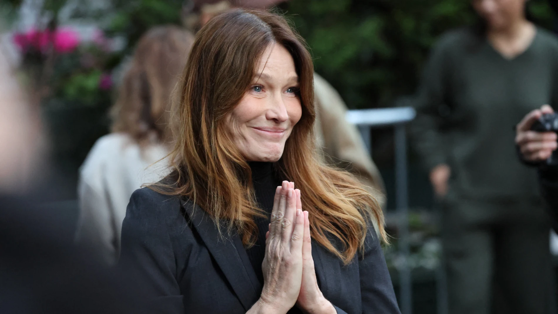 El look de Carla Bruni para despedir a Sarkozy.