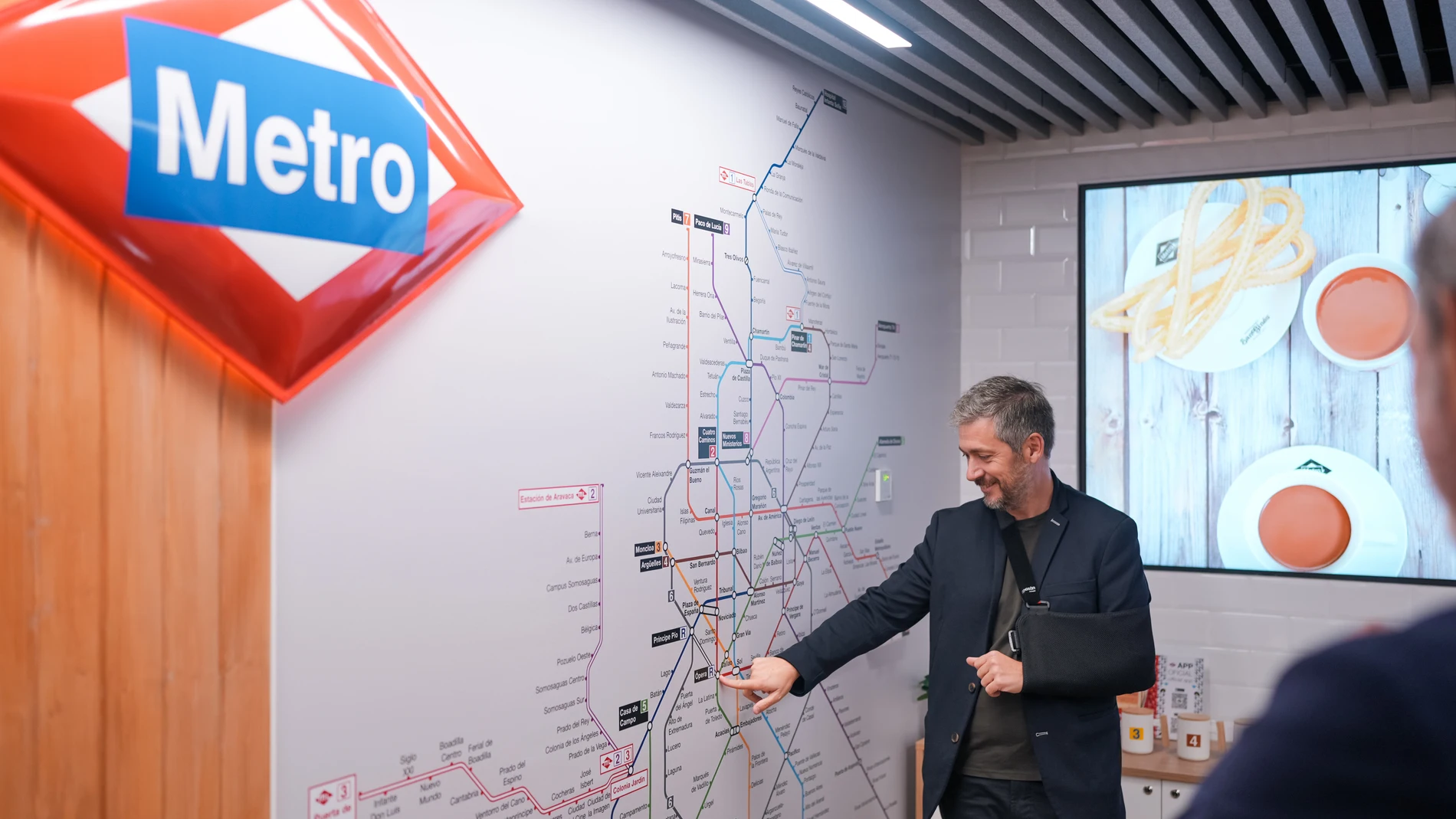 Madrid celebra, junto a la chocolatería San Ginés, los 100 años del Metro de Ópera