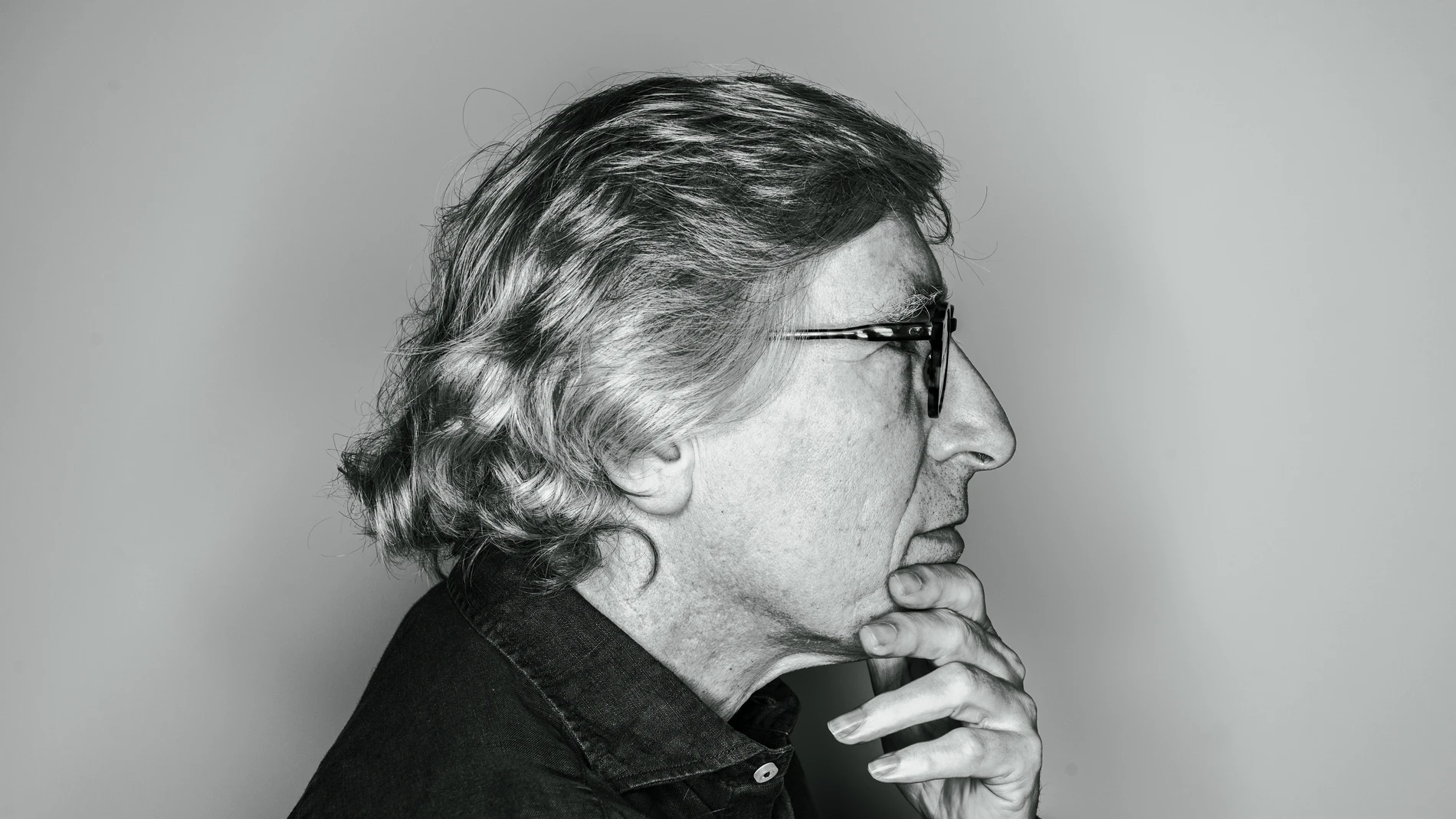 El cineasta David Trueba posa en la Academia de Cine con motivo del estreno de "Siempre es invierno"/ Fotos: Gonzalo Pérez