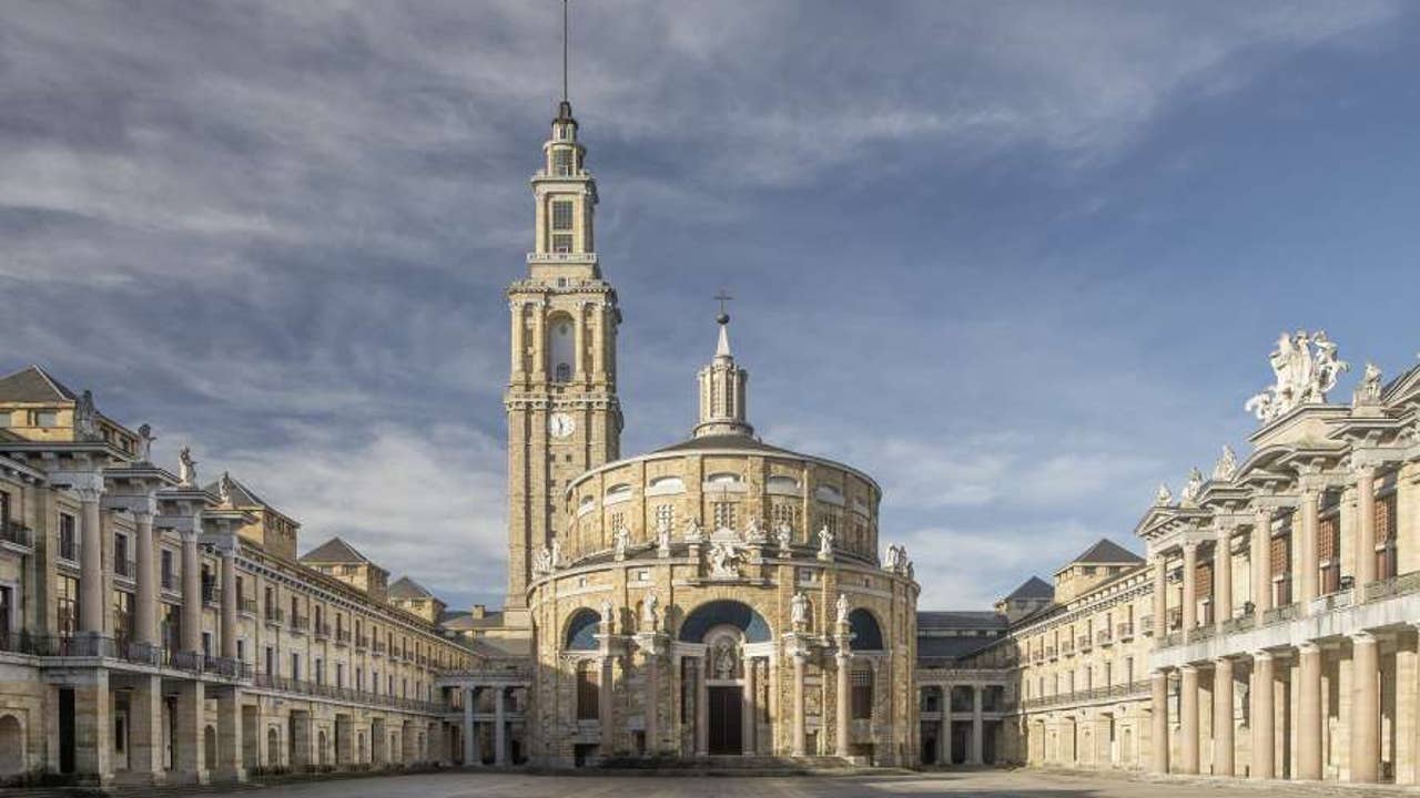Este es el edificio más grande de España, ocupa más de la mitad de terreno que todo el Vaticano