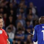 Munuera Montero saca la Roja a Nyom 