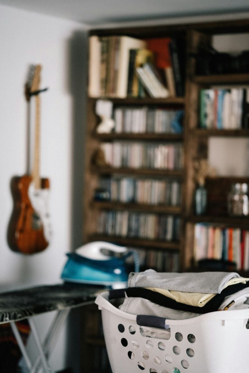 ¿Por qué los canastos de ropa tienen agujeros? El motivo (no tan obvio) detrás del diseño