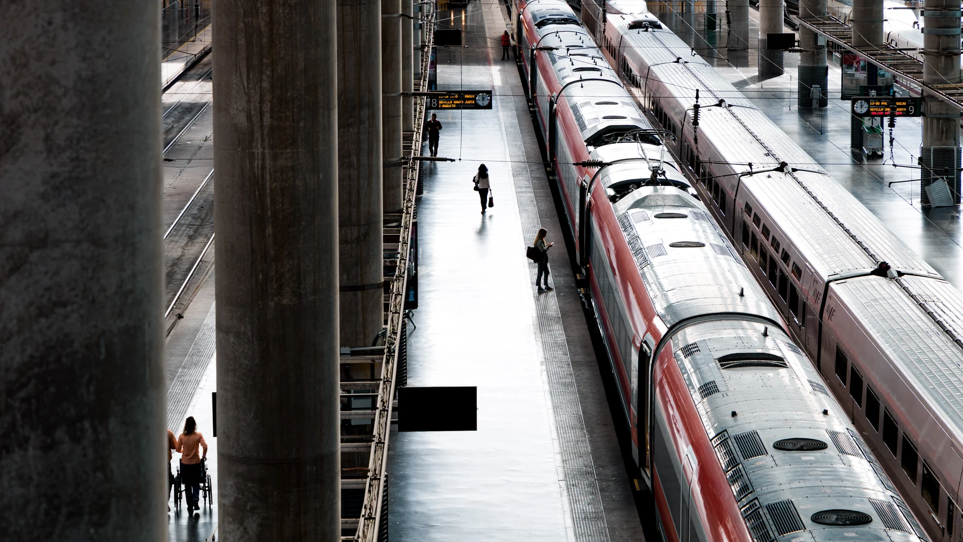 Un tren en la Estación de Madrid - Puerta de Atocha - Almudena Grandes, a 21 de octubre de 2025, en Madrid (España). La avería de un tren AVE de Renfe que cubre el trayecto Sevilla-Figueres (Girona) está provocando retrasos en el resto de circulaciones. Se trata de un tren que ha partido de la capital andaluza a las 9,36 horas y que se ha averiado a la altura de Majarabique, a unos siete kilómetros al norte de Santa Justa. 21 OCTUBRE 2025 Carlos Luján / Europa Press 21/10/2025